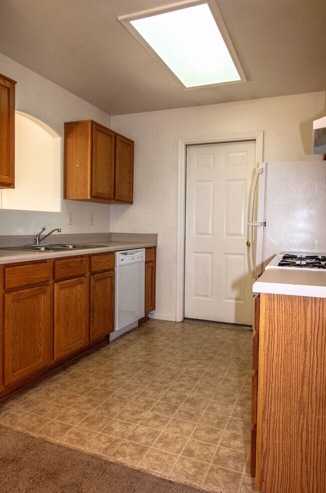 Building Photo - 6200 N Rockland Dr
