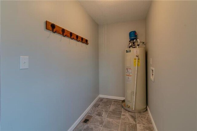 Building Photo - For Rent – Spacious 4 Bedroom Home Near Fo...