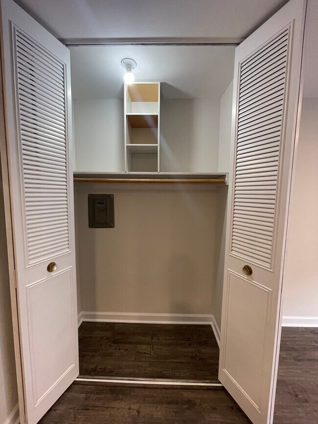 Building Photo - 515 W Wrightwood Ave