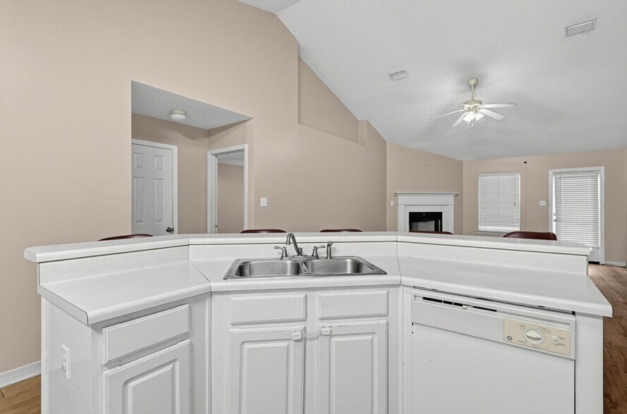 Building Photo - 1387 Hunters Ridge Dr W