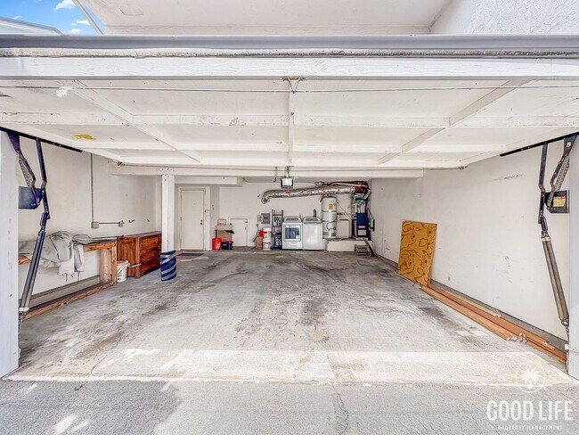 Building Photo - Beautiful 2B/2.5BA Townhome w/ Attached Ga...