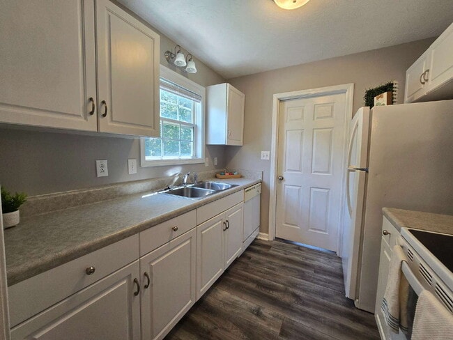 Building Photo - 460 Caney Ln