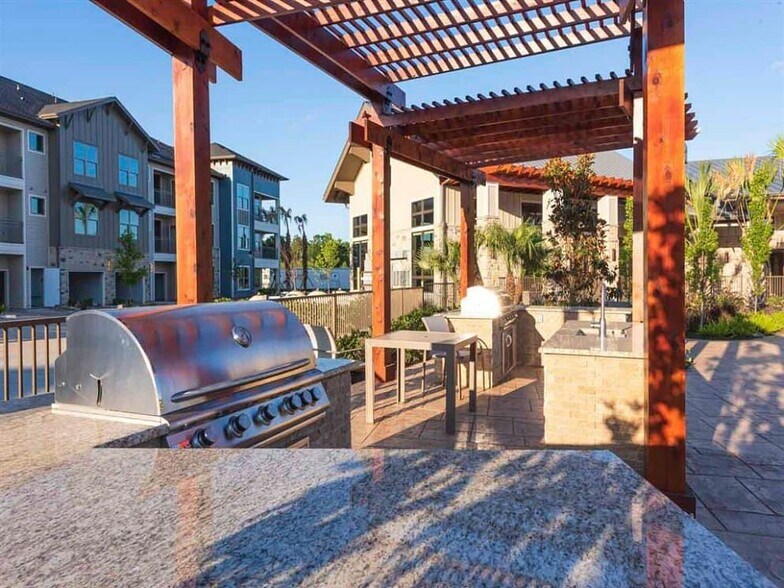 Building Photo - 20290 Park Lake View Dr