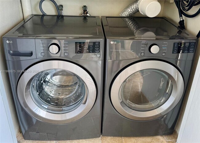 Building Photo - 14415 N Kendall Dr