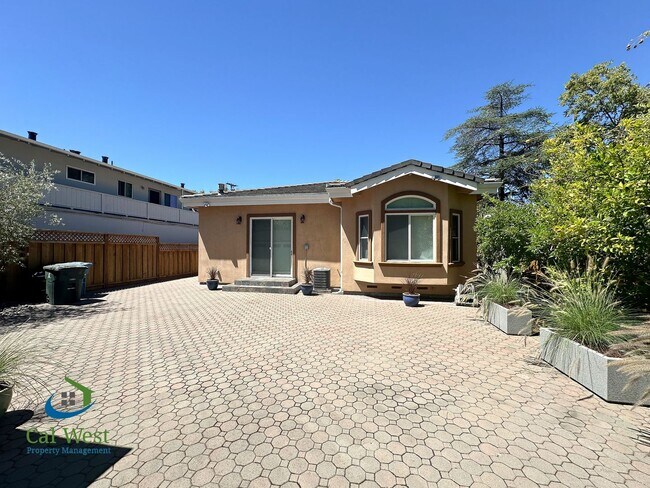 Building Photo - $7995 - Executive 4 bed, 3 full bath, Palo...