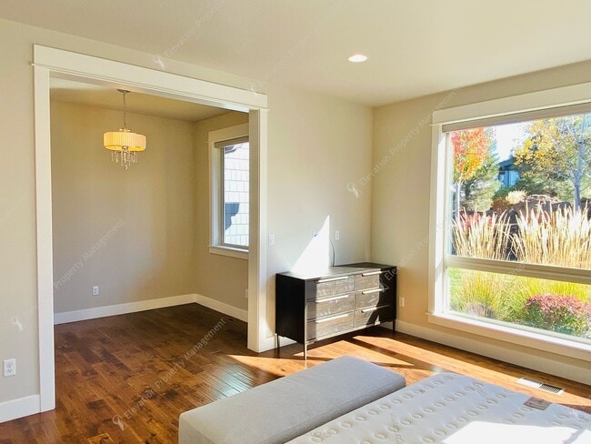 Building Photo - Luxury Single-Level 3BR - 3.5BA Living in Tetherow