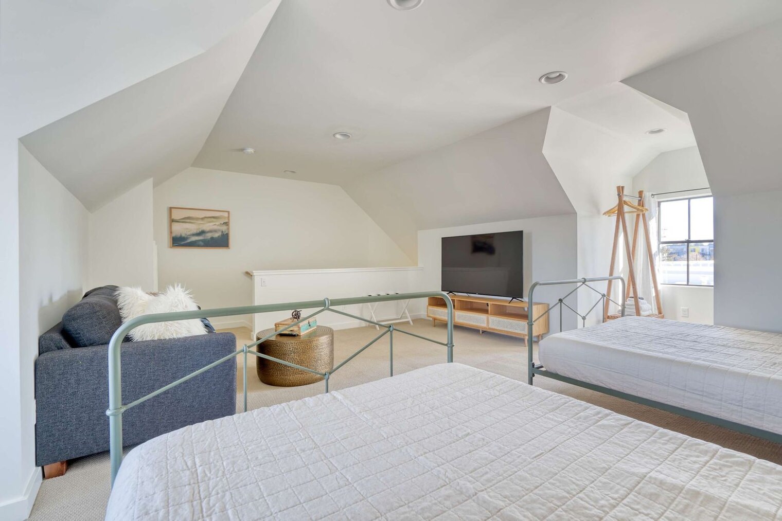 Building Photo - 512 NE 56th Ave