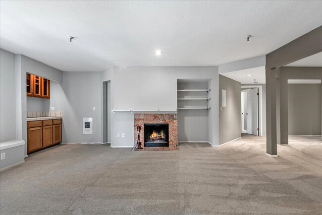 Building Photo - Beautiful 3 bed 2 bath condo near Downtown...