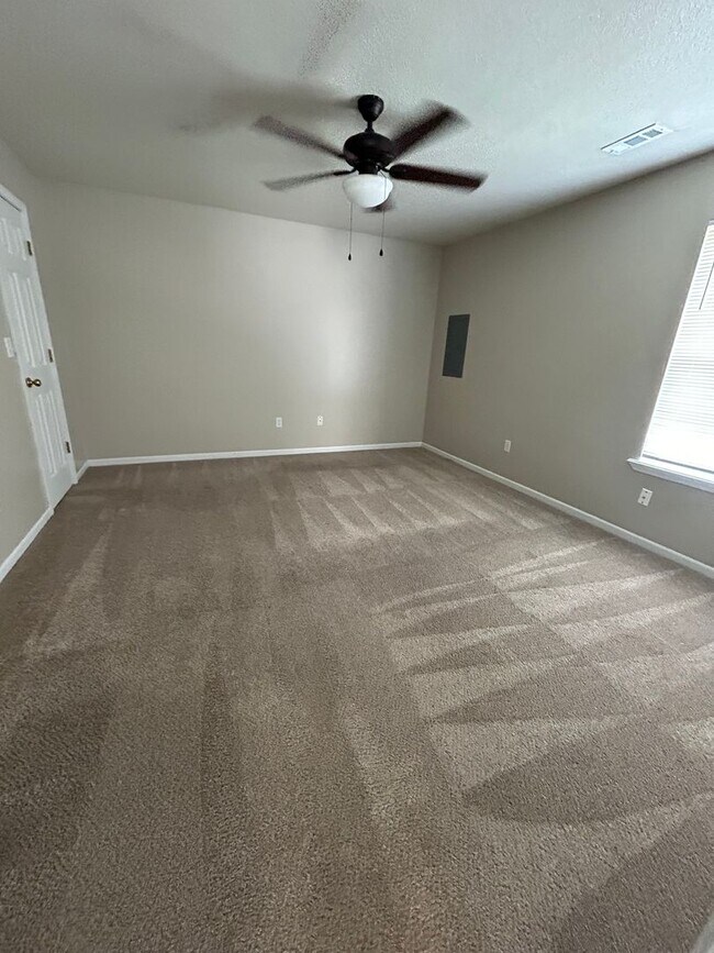 Building Photo - 5559-5561 Pinehurst Ln