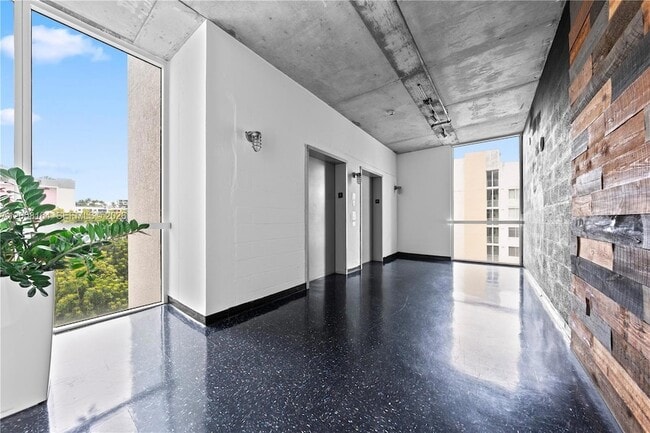 Building Photo - 444 NE 30th St