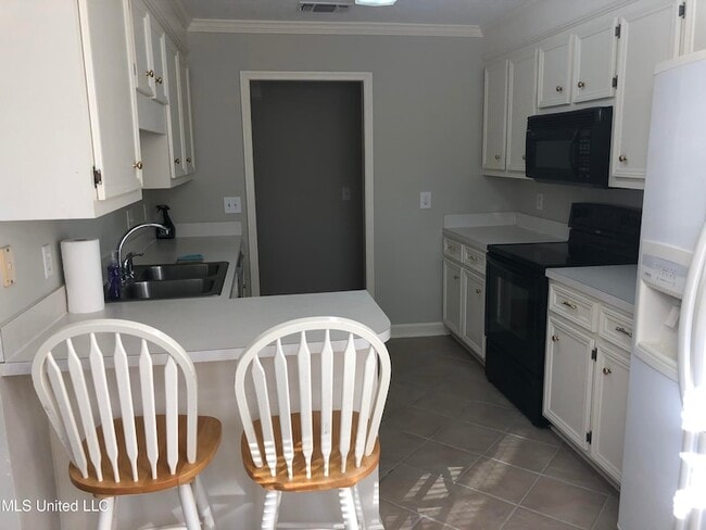 Building Photo - 313 S Place Dr