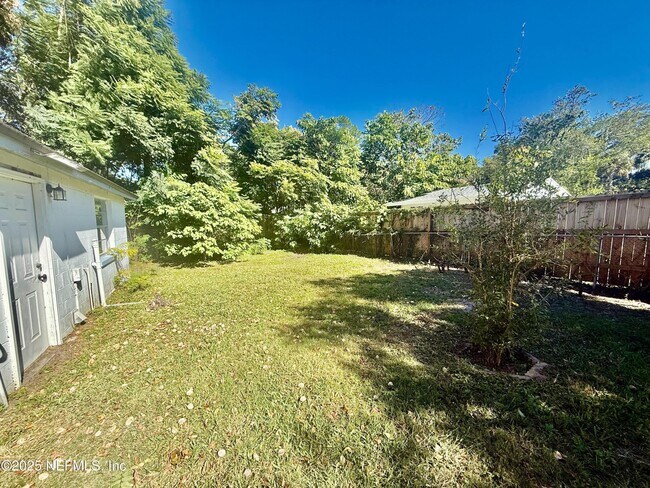 Building Photo - 7841 Eaton Ave