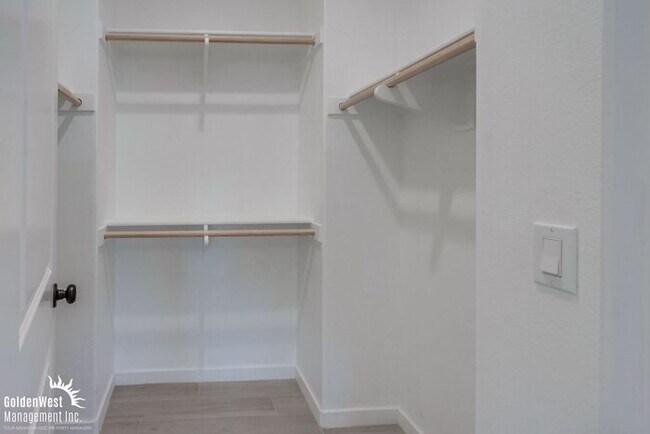 Building Photo - Stunning 3Bdm 2.5Ba Townhouse in Gated Com...