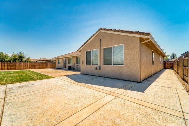 Building Photo - Stunning 4-Bedroom Home with Spacious Yard