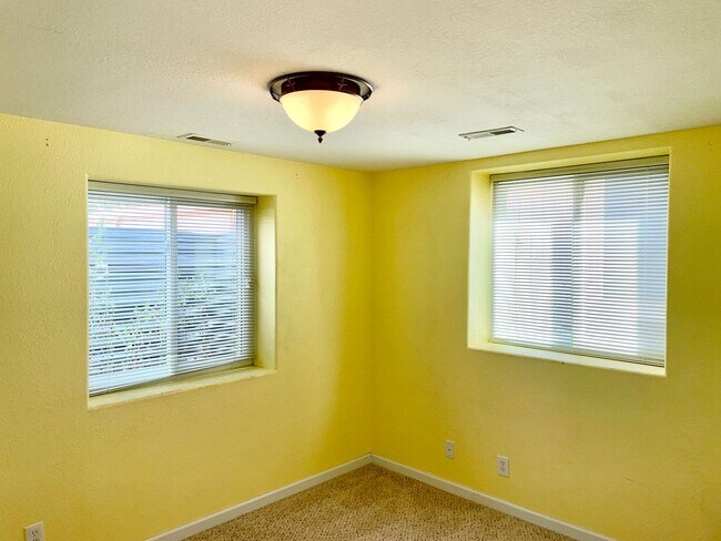 Building Photo - Fantastic 4 Bedroom Nestled in the heart of Old Farm!