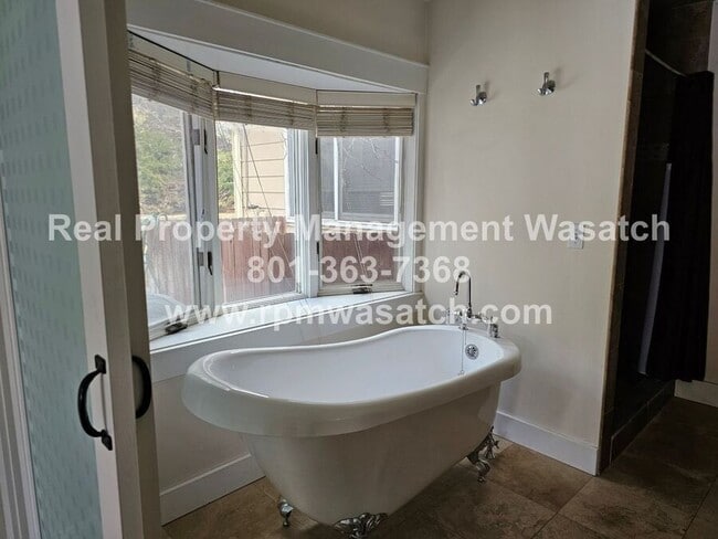 Building Photo - 985 Northcliffe Dr N