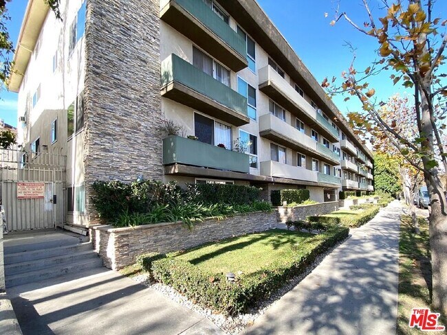 Building Photo - 525 N Sycamore Ave