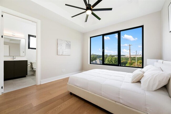 Building Photo - 13701 Montview Dr