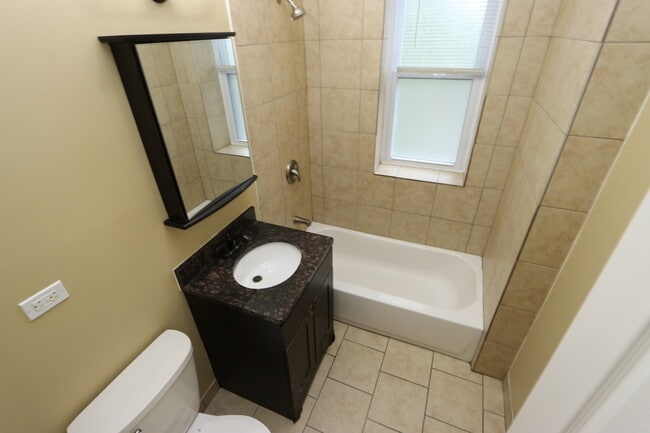 Building Photo - 934 N Lamon Ave