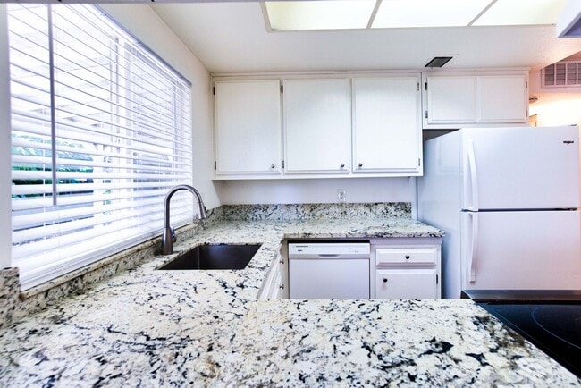 Building Photo - Spacious 2-Bed Duplex with Private Backyar...