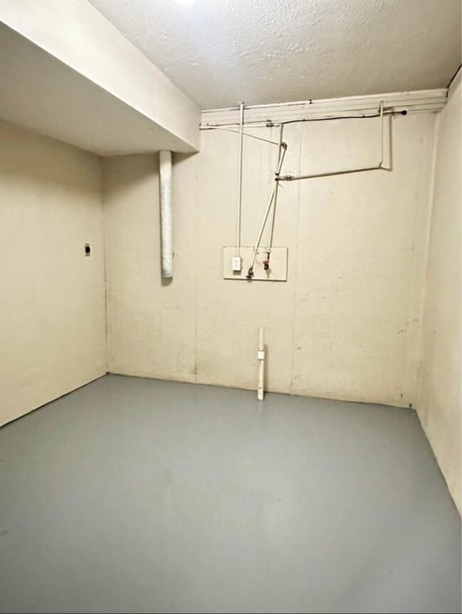 Building Photo - This 3 Bedroom Basement Duplex in Ozark is...
