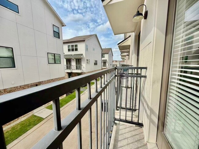 Building Photo - 1254 N Post Oak Rd