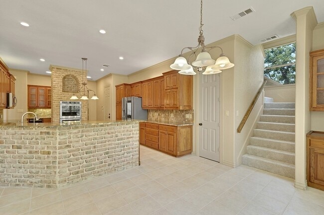 Building Photo - 10111 Bluffview Cir