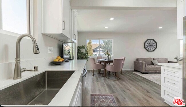 Building Photo - 817 N Kingsley Dr