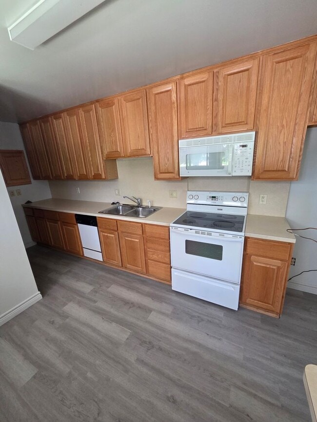 Building Photo - 672 Linda Vista Dr