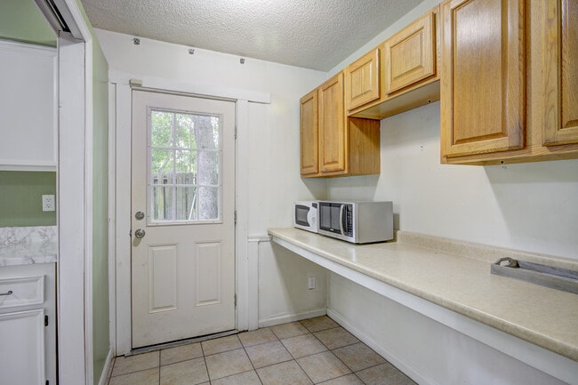 Building Photo - 121 Holland Park Cir