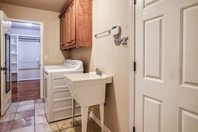 Building Photo - 16 Jubileo Ln