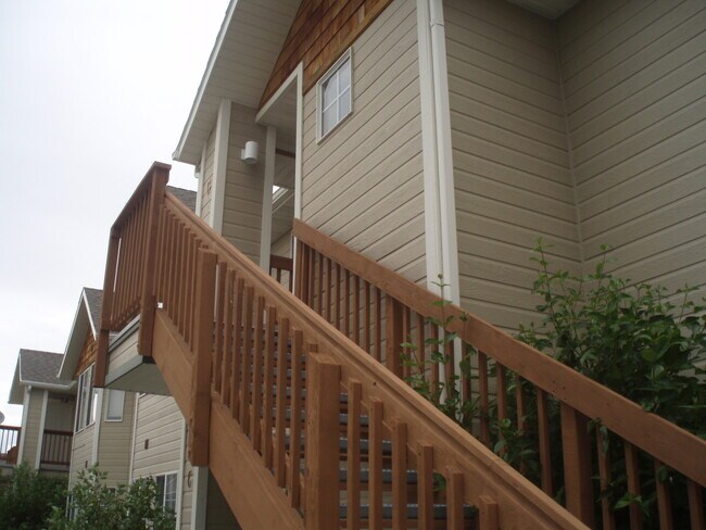 Building Photo - 3 Bedroom, 2 Bath Condo Fully Furnished