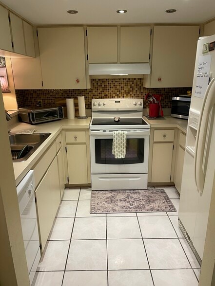 Kitchen - 2729 Countryside Blvd