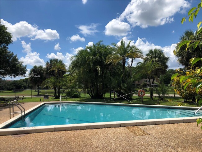Building Photo - 1831 Sabal Palm Dr