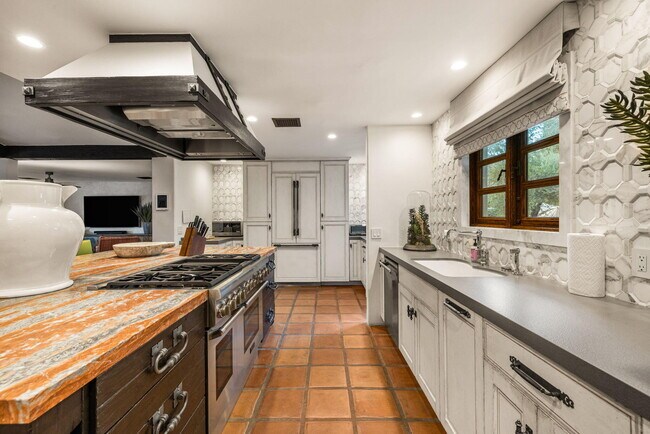 Building Photo - 535 N Belardo Rd