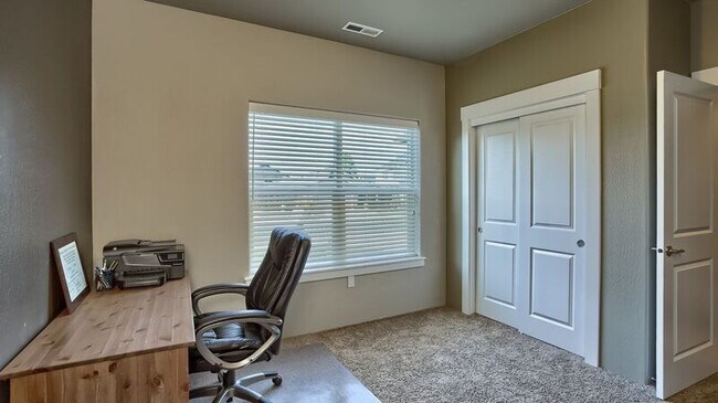 Building Photo - Great Curb Appeal