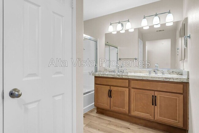 Building Photo - 16912 Laurel Hill Ln