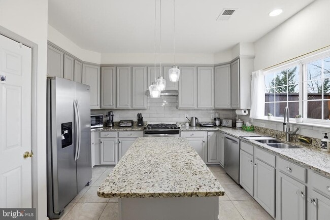 Building Photo - 18525 Sierra Springs Square