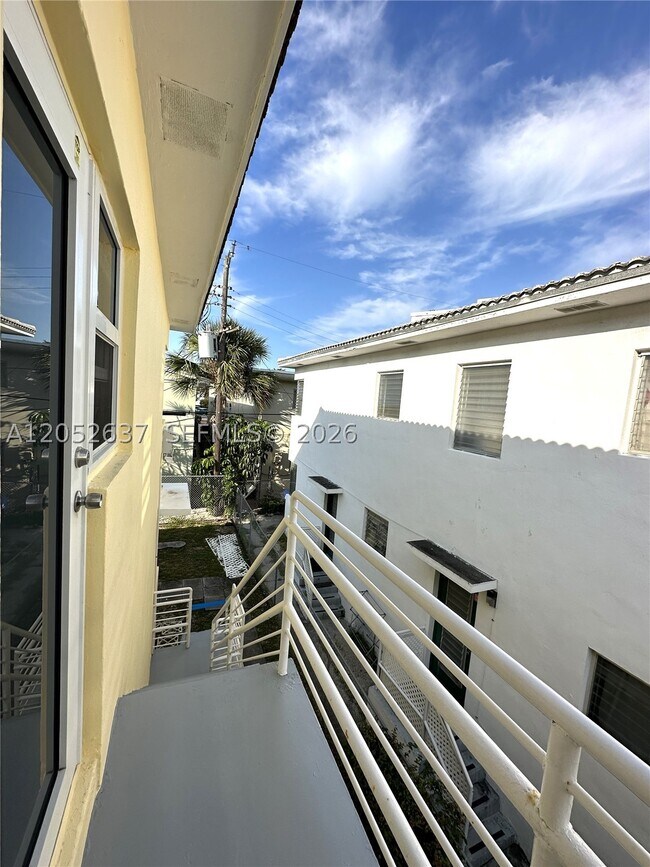 Building Photo - 955 Bay Dr E