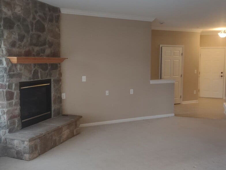 Building Photo - 812 Long Dr