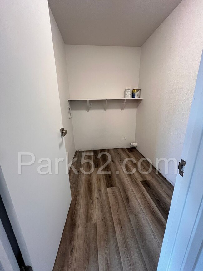 Building Photo - Remodeled 2 Bedroom 1 Bathroom Upper Level Apartment