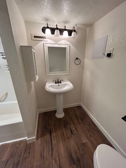 Building Photo - 7816 E Victory Rd