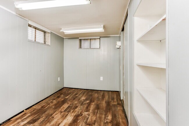 Building Photo - 1123 Roxton Dr