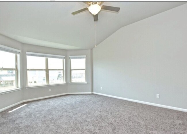 Building Photo - GORGEOUS 4BR 2.5 BATH WITH LOTS OF NEIGHBO...