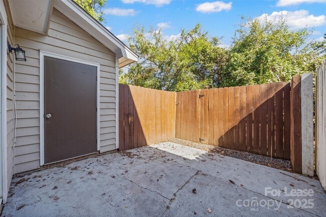 Building Photo - 704 Heritage Pkwy