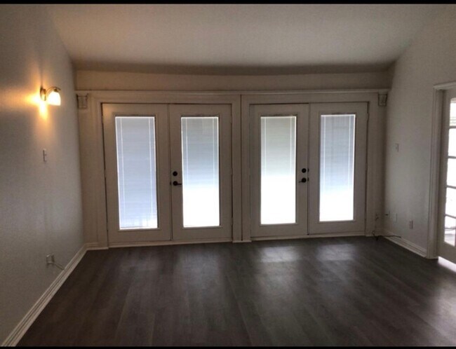 Building Photo - Townhome Close to Lake Conroe