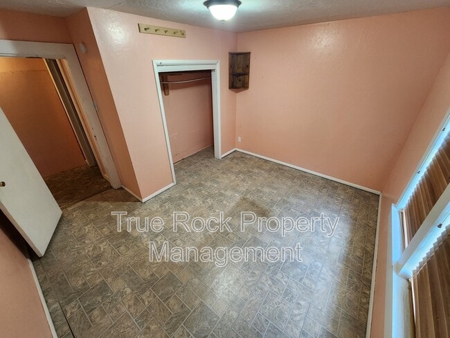 Building Photo - 714 W 13th