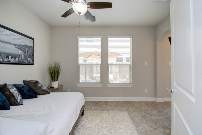Building Photo - 2015 Royal Landing Dr