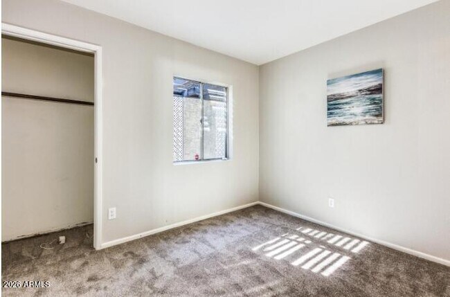 Building Photo - 2 E Loma Ln