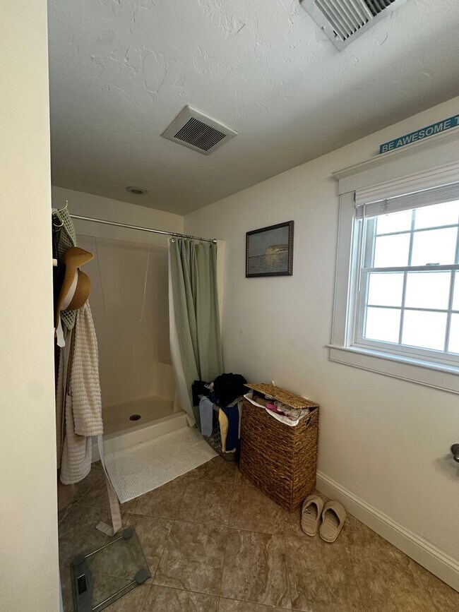 Building Photo - Spacious 3 Bed 2.5 Bath Single-Family Home...